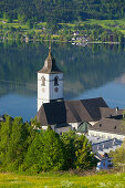 Blick auf einen Kirchturm, St. Wolfgang am Wolfgangsee, Salzkammergut, Oberösterreich, Österreich, Europa