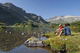 Hikers at Giglachsee lake, Znachspitze, Schladminger Tauern, Steiermark, Austria