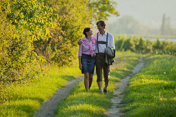 Paar beim Spaziergang, Lederhose, Thermenregion, Niederösterreich, Österreich