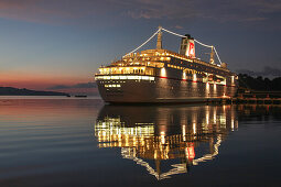 Kreuzfahrtschiff MS Deutschland (Reederei Peter Deilmann) im Hafen in der Abenddämmerung, Port Antonio, Portland, Jamaika, Karibik