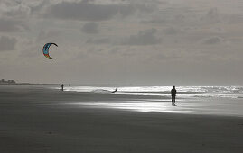 Kitesurfen am Strand, Nordseeküste, Insel Spiekeroog, Nationalpark Niedersächsisches Wattenmeer, Niedersachsen, Deutschland