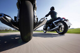 Motorradtouren um Garmisch, Motorradfahrer, Nebenroute bei Bad Tölz, Bayern, Deutschland