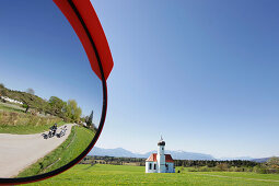 Motorradtouren um Garmisch, Motorradfahrer, Kapelle St Johannisrain bei Penzberg, Bayern, Deutschland