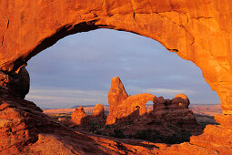 Morgenrot am Felsbogen North Window mit Blick auf Turret Arch, Window Section, Arches Nationalpark, Moab, Utah, Südwesten, USA, Amerika