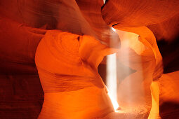 Sonnenstrahl fällt in bunten Sandsteincanyon ein, Upper Antelope Canyon, Antelope Canyon, Page, Arizona, Südwesten, USA, Amerika