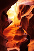 Sonnenlicht beleuchtet bunten Sandsteincanyon, Upper Antelope Canyon, Antelope Canyon, Page, Arizona, Südwesten, USA, Amerika