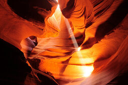 Sonnenstrahl fällt in bunten Sandsteincanyon ein, Upper Antelope Canyon, Antelope Canyon, Page, Arizona, Südwesten, USA, Amerika