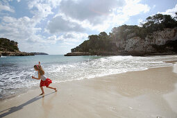 Mädchen am Strand, Bucht Cala de s Almunia, Santanyi, Mallorca, Balearen, Spanien