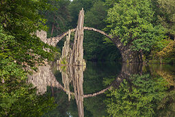 Rakotzbrücke spiegelt sich im Rakotzsee, Kromlauer Park, Kromlau, Sachsen, Deutschland, Europa