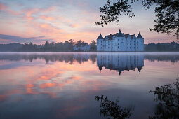 Wasserschloss Glücksburg am Morgen, Flensburger Förde, Ostsee, Schleswig-Holstein, Deutschland, Europa