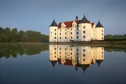 Wasserschloss Glücksburg spiegelt sich in der Flensburger Förde, Ostsee, Schleswig-Holstein, Deutschland, Europa