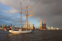 Segelschiff vor Hafen City und Elbphilharmonie, Hamburg, Deutschland, Europa