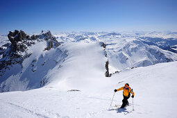 Frau auf Skitour steigt auf zu Großer Turm, Sulzfluh im Hintergrund, Drei Türme, Rätikon, Montafon, Vorarlberg, Österreich