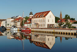 Hafen an der Uecker, Turm des Pommerschen Schlosses, Schloss Ueckermünde und der Marienkirche, Ueckermünde, Mecklenburg-Vorpommern, Deutschland