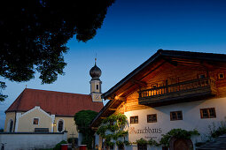 Gasthof und Kirche im Abendlicht, Seeon, Chiemgau, Bayern, Deutschland