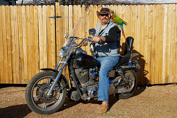 Birdman Patches Paul Randall mit Papagei auf einem Motorrad, Tombstone, Historische Westernstadt, Silberabbau, Sonora Wüste, Arizona, USA, Amerika