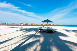 Strand mit Sonnenschirm und Wasservillen, Park Hyatt Maldives Hadahaa, Gaafu Alifu Atoll, North Huvadhoo Atoll, Malediven