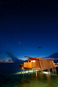 Sternenhimmel über Wasservilla im Park Hyatt Maldives Hadahaa, Gaafu Alifu Atoll, North Huvadhoo Atoll, Malediven