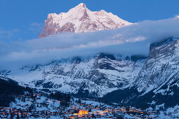 Abendstimmung über Grindelwald, dahinter das Wetterhorn, Wintersportort in der Jungfrauregion, Berner Oberland, Kanton Bern, Schweiz, Europa