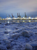 Eis am Ufer der Elbe am Abend, im Hintergrund der Containerhafen Waltershof, Hansestadt Hamburg, Deutschland, Europa