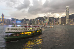 Star Ferry und Silhouette von Hong Kong Island am Abend, Hongkong, China, Asien