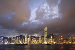 Blick auf die Silhouette von Hong Kong Island bei Nacht, Hongkong, China, Asien