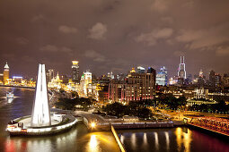 Blick über den Bund am Huangpu Fluss bei Nacht, Shanghai, Shanghai, China, Asien