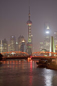 Blick auf Huangpu Fluss, Waibaidu Brücke und Skyline von Pudong bei Nacht, Shanghai, China, Asien