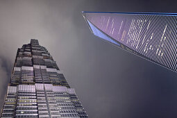 Blick von unten auf Shanghai World Financial Center und Jin Mao Tower bei Nacht, Pudong, Shanghai, China, Asien