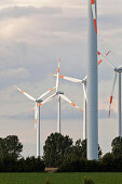 Windenergieanlage neben der Autobahn A2 nach Berlin, Sachsen-Anhalt, Deutschland