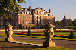 Barocker Skulpturengarten auf der Venusinsel im Abendlicht, Schloss Nordkirchen, Münsterland, Nordrhein- Westfalen, Deutschland, Europa