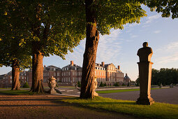 Allee mit antiken Götterfiguren und barocker Skulpturengarten auf der Venusinsel, Schloss Nordkirchen, Münsterland, Nordrhein- Westfalen, Deutschland, Europa