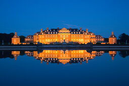 Blick über den Teich zum beleuchteten Schloss Nordkirchen, Münsterland, Nordrhein- Westfalen, Deutschland, Europa