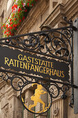 Schild am Rattenfängerhaus, Hameln, Weserbergland, Niedersachsen, Deutschland, Europa