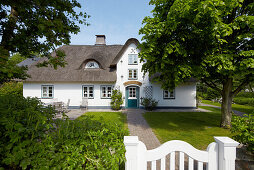 Blick auf Friesenhaus mit Garten, Insel Amrum, Nordsee, Nordfriesland, Schleswig Holstein, Deutschland, Europa