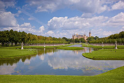 Schlossgarten und Schloss Schwerin, Mecklenburg Vorpommern, Deutschland, Europa