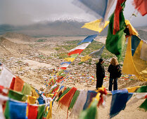Blick durch buddhistische Gebetsfahnen über Hauptstadt Leh, Indus Tal, Ladakh, Jammu und Kashmir, Indien
