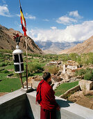 Mönch auf dem Dach des Kloster Thagchokling im Dorf Ney, westlich von Leh, Ladakh, Jammu und Kashmir, Indien