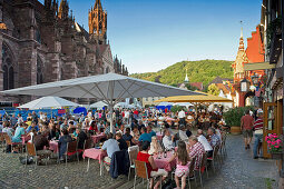 Menschen auf dem Freiburger Weinfest vor dem Freiburger Münster, Freiburg im Breisgau, Schwarzwald, Baden-Württemberg, Deutschland, Europa