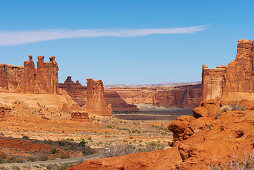 Courthouse Towers und Park Avenue, Arches National Park, Utah, USA, Amerika