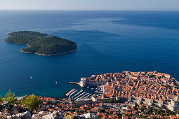 Panoramablick von oben auf Altstadt mit Stadtmauer und Hafen, Dubrovnik, Kroatien