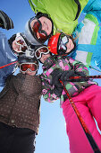 Fünf Kinder mit Skiausrüstung, Gargellen, Montafon, Vorarlberg, Österreich