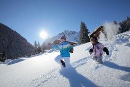 Kinder spielen im Neuschnee, Gargellen, Montafon, Vorarlberg, Österreich