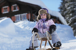 Mädchen (3 Jahre) fährt Schlitten, Gargellen, Montafon, Vorarlberg, Österreich