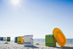 Bunte Strandkörbe und gelbes Schlauchboot am Strand, Wyk, Föhr, Nordfriesland, Schleswig-Holstein, Deutschland, Europa