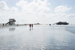 Pfahlbauten am Strand von St Peter-Ording, Halbinsel Eiderstedt, Nationalpark Schleswig-Holsteinisches Wattenmeer, Nordfriesland, Schleswig-Holstein, Deutschland, Europa