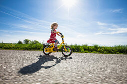 Mädchen fährt Fahrrad, Oberbayern, Bayern, Deutschland