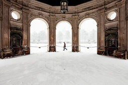 Mann vor Hofgartenpavillion bei Schneetreiben im Hofgarten, München, Oberbayern, Bayern, Deutschland