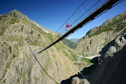 Frau geht auf Hängebrücke über Schlucht, Triftbrücke, Triftwasser, Tieralplistock, Urner Alpen, Berner Oberland, Bern, Schweiz