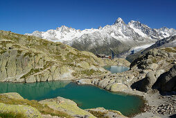 Lac Blanc mit Chalet du Lac Blanc, im Hintergrund Mont Blanc-Gruppe mit Glacier du Tour, Aiguille du Chardonnet und Aiguille d' Argentiere, Mont Blanc-Gruppe, Mont Blanc, Chamonix, Savoyen, Frankreich